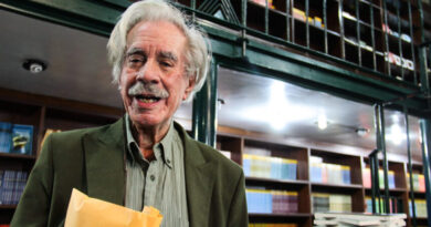 Se apagó la voz de uno de los más grandes poetas del país