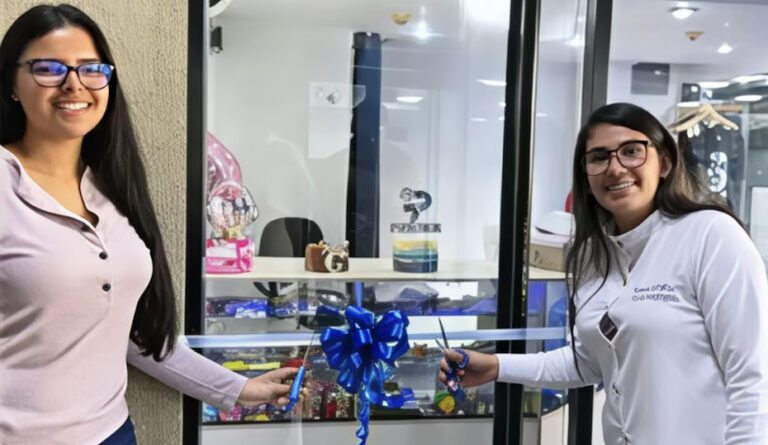 Condenan a dos jóvenes a 10 años de prisión por estampar franela con la estatua derribada de Chávez