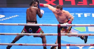 Crawford derrota a Canelo y hace historia como indiscutido