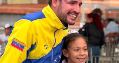 Alcalde Nelson Álvarez, acompañó fuego patrio por las calles de Mérida