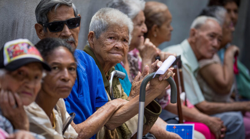 Los adultos mayores esperan un aumento de pensiones
