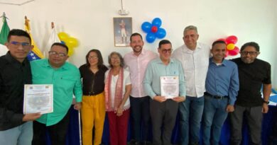Alcaldía y Cámara Municipal rinden homenaje a los maestros del municipio Libertador Alcaldía y Cámara Municipal rinden homenaje a los maestros del municipio Libertador