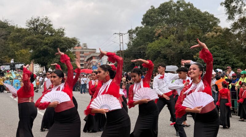 Más de 1500 artistas brillaron en la Avenida Las Américas durante el monumental desfile de Bandas Show