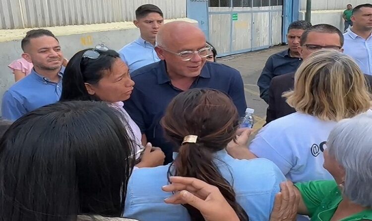 Jorge Rodríguez visita zona 7 en Boleíta y promete a familiares de presos la excarcelación de sus seres queridos