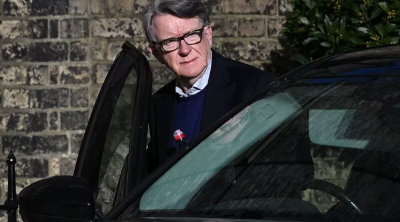 Arrestan a exembajador británico por vinculaciones con el caso Epstein