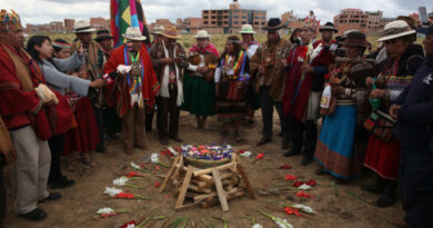 Familiares despiden a víctimas de accidente aéreo en Bolivia
