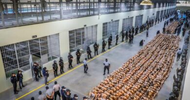 Migrante venezolano deportado al CECOT demanda a EE. UU. por 1.3 millones de dólares