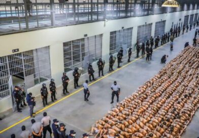 Migrante venezolano deportado al CECOT demanda a EE. UU. por 1.3 millones de dólares