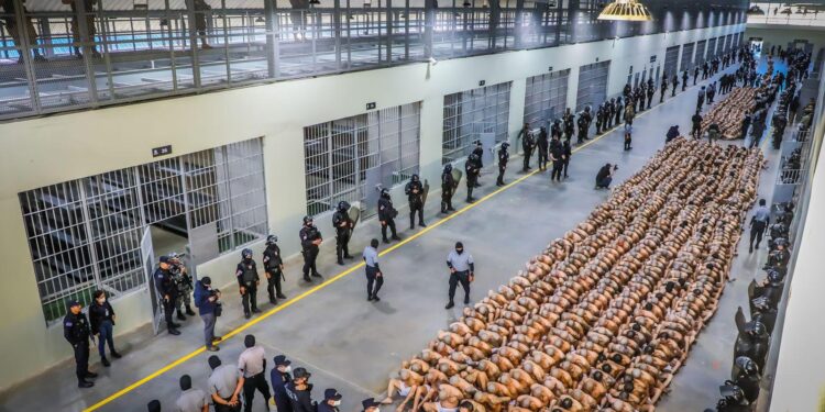 Migrante venezolano deportado al CECOT demanda a EE. UU. por 1.3 millones de dólares