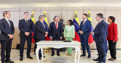 Presidenta encargada Delcy Rodríguez firma acuerdo con la petrolera internacional Shell