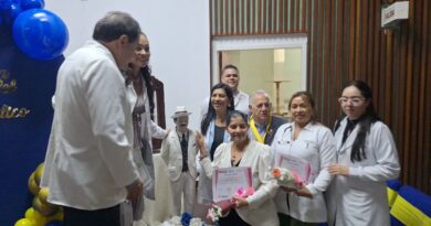 Gobernación de Mérida condecoró a médicos en su día nacional