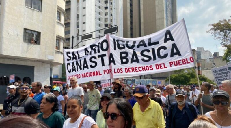 Marcha de gremios y pensionados llegó a las inmediaciones de la Asamblea Nacional para pedir aumento de salario