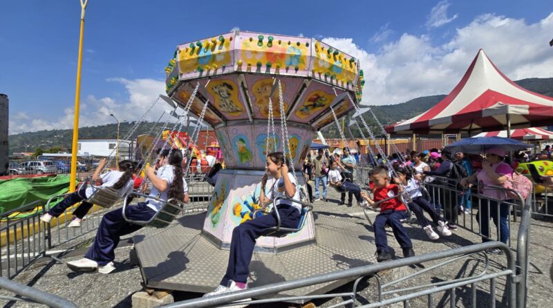 Alcalde Nelson Álvarez brindó jornada de alegría a niños de escuelas municipales y casas de abrigo