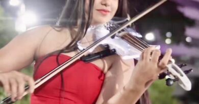 María Virginia García (Mavi) deleita a la audiencia tocando su violín